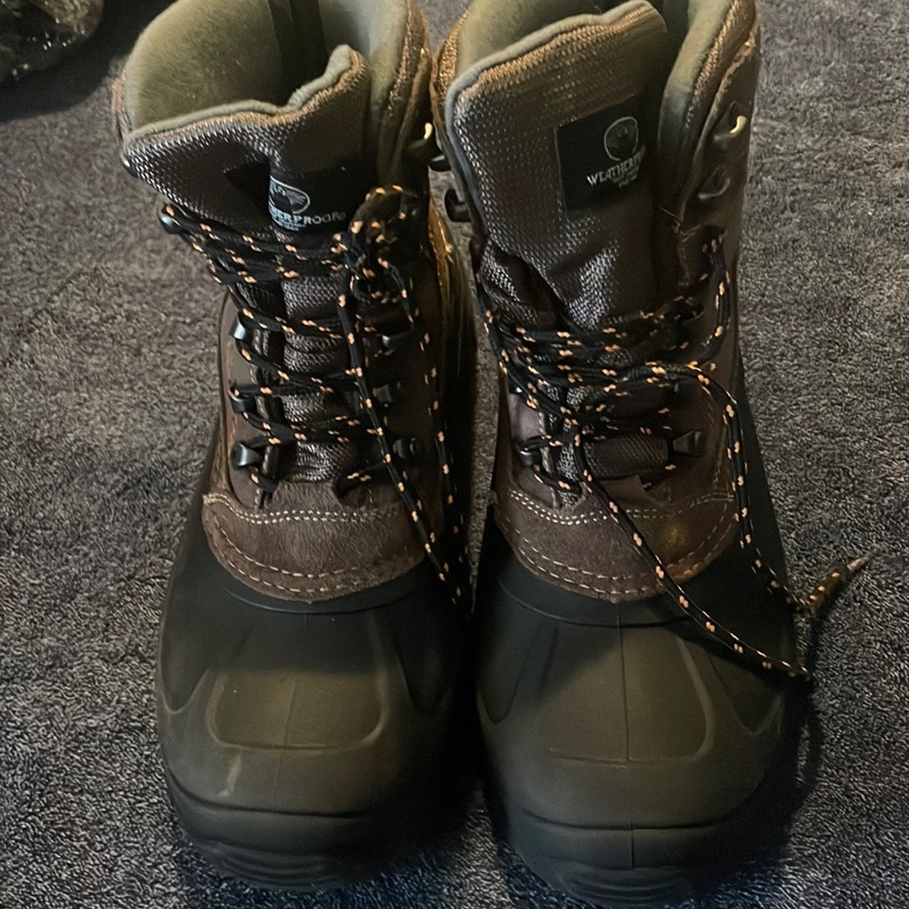 Men’s snow boots worn once